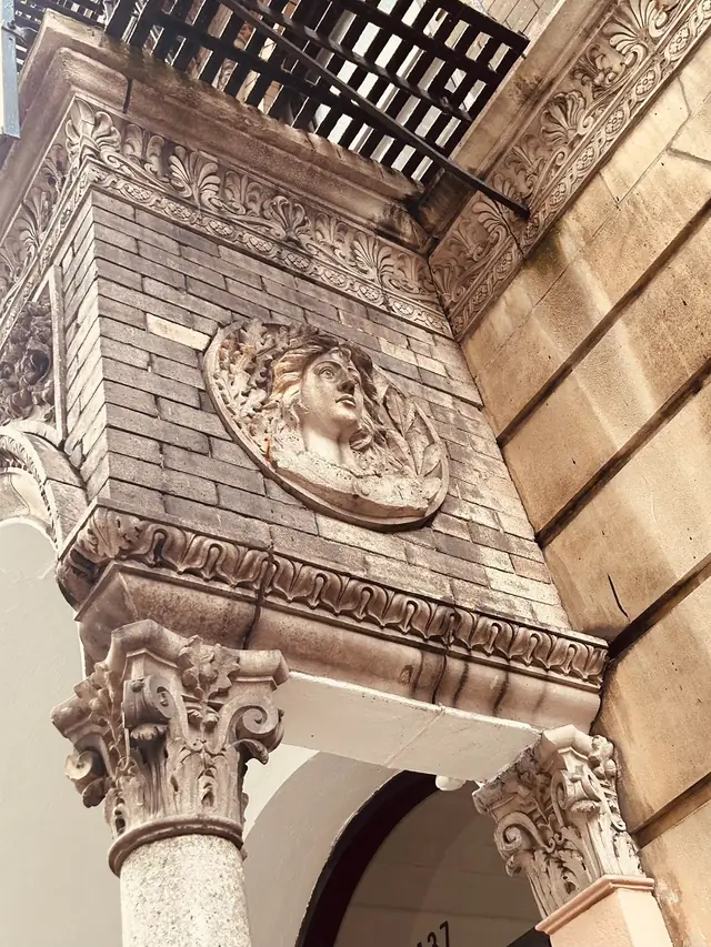 Carved stone cornice and a Corinthian capital over a New York entrance